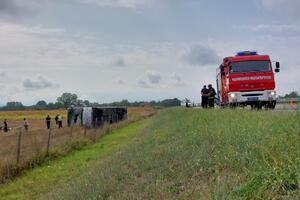 TRAGEDIJA KOD LESKOVCA: Prevrnuo se autobus sa turistima koji su se vraćali sa mora, 1 putnica nastradala, 25 povređenih (FOTO)