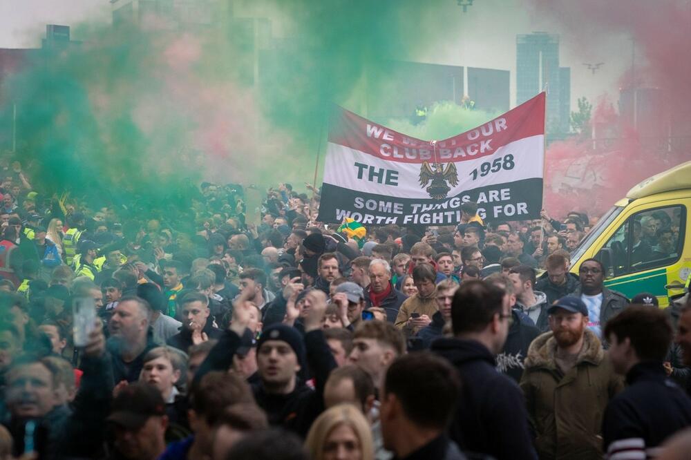 ENGLEZI U STRAHU, SPREMA SE HAOS! 10.000 besnih navijača napraviće lom ispred stadiona, planiraju prekid derbija sa Liverpulom!