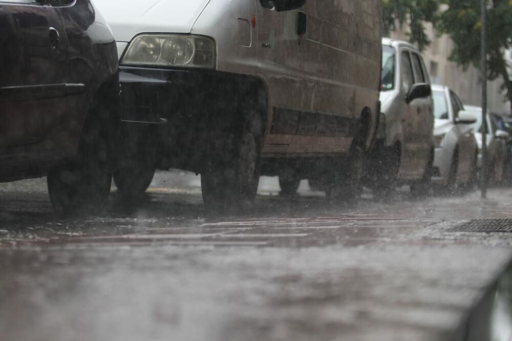 AMSS UPOZORAVA: Oprez zbog klizavih kolovoza, nepovoljni uslovi za vožnju!