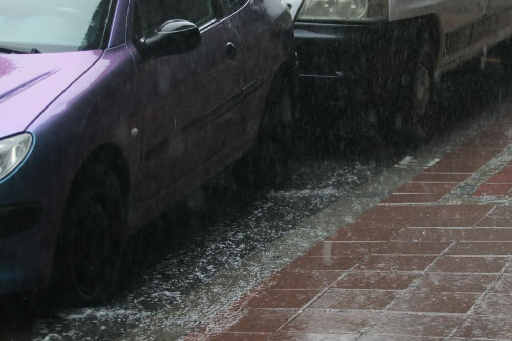 AMSS UPOZORAVA: Oprez zbog mokrih i klizavih kolovoza