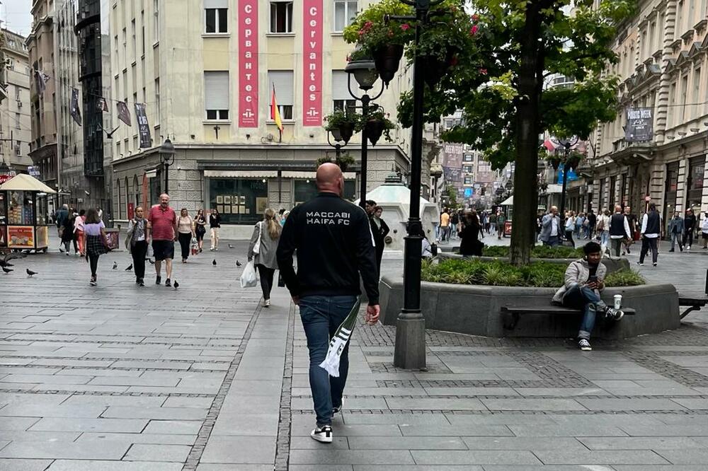 MAKABI IMA PODRŠKU U BEOGRADU: Navijač Zvezdinog rivala bezbrižno šeta u centru Beograda (FOTO)