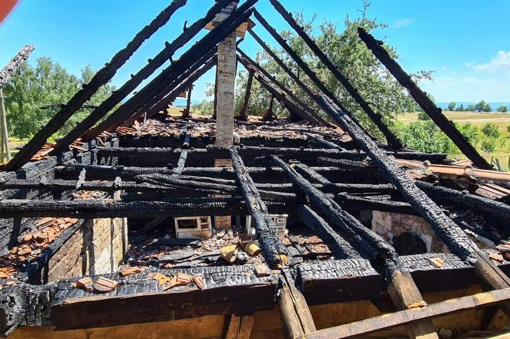 RADENKO ZBOG GROMA OSTAO BEZ KROVA NAD GLAVOM: Kuća spaljena do temelja, potpuna havarija u selu Krstac (FOTO)