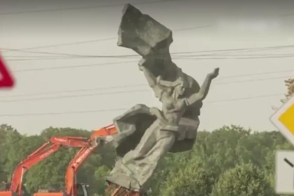 POLJACI KRENULI STOPAMA ESTONACA: Počelo rušenje spomenika vojnicima Crvene armije!