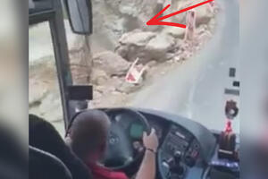 PUT SMRTI VODI KA SRBIJI: Pogledajte jezivi snimak autobusa koji prolazi pored provalije kod Rožaja! TOČAK NA POLA METRA OD AMBISA