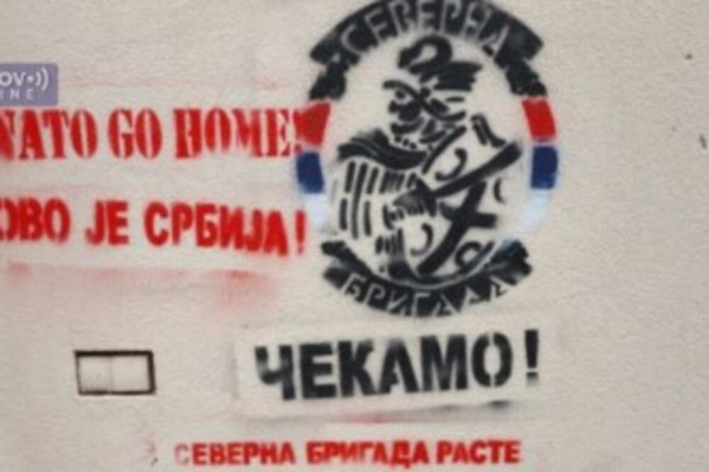 OSVANULI NOVI GRAFITI U SEVERNOJ MITROVICI: Ovo je Srbija i NATO idi kući (FOTO)