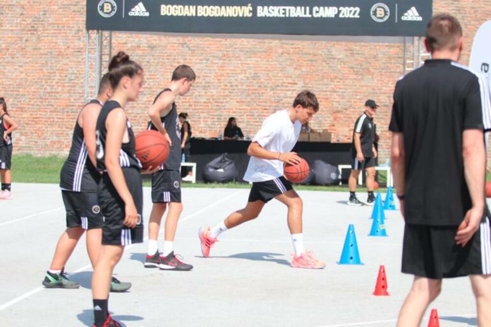 NBA AS OKUPIO BUDUĆE ŠAMPIONE! Počeo košarkaški kamp "Bogdan Bogdanović"! Mališani uživaju u druženju sa svojim idolom!