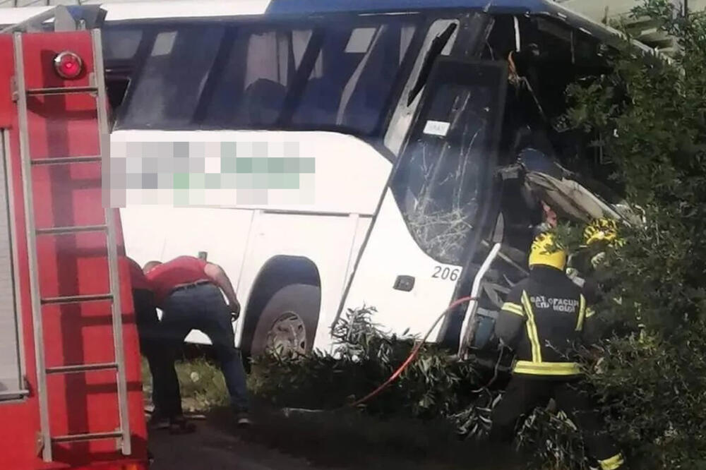 UHAPŠEN VOZAČ AUTOBUSA ZBOG NESREĆE KOD VRANJA: U sudaru poginuo muškarac, 13 putnika povređeno (FOTO)