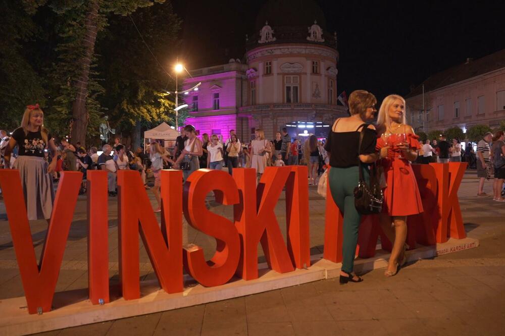 ODRAŽAN 5. VINSKI PARK: Sremska Mitrovica na jednom mestu spojila vina iz celog sveta (VIDEO)