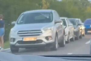 LANČANI SUDAR NA PRILAZU ŽARKOVU: Četiri automobila učestvovala, ogromne gužva iz smera Ibarske magistrale (VIDEO)