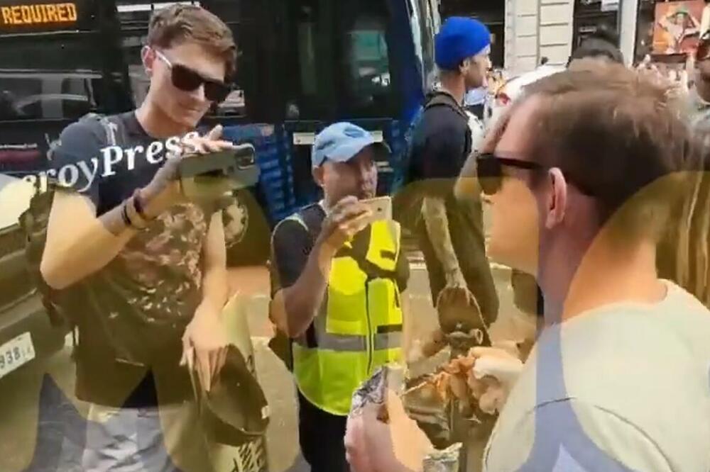 SNIMAK KOJI JE OBIŠAO SVET! Muškarac ispred aktivista za prava životinja jede kebab! Oni pobesneli: Imaš krv na licu i rukama