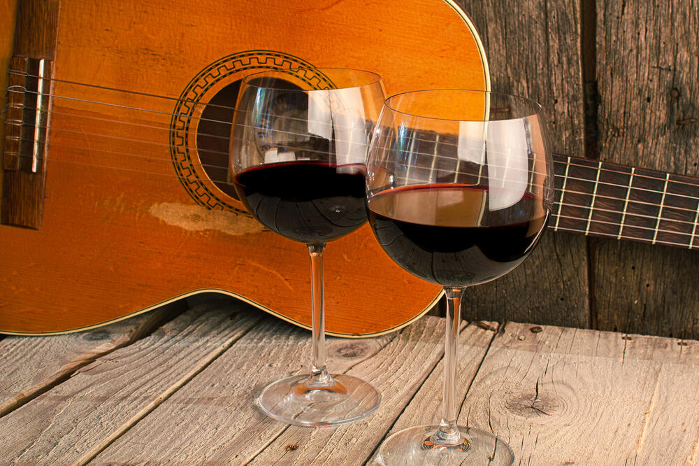 VINO I MUZIKA KAO NAJLEPŠI ROMANTIČNI SPOJ! Uz najlepše note vina i muzike uživajte u evergrin hitovima