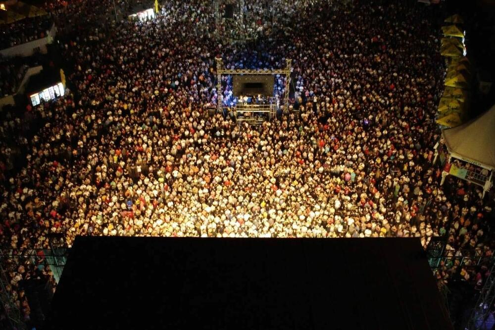 KAKAV SPEKTAKL: 50.000 ljudi u glas pevalo sa Sašom Matićem