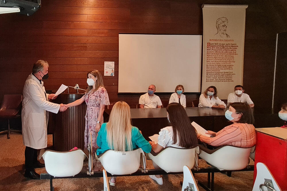 NAJUSPEŠNIJI DIPLOMCI MEDICINSKOG FAKULTETA: Devet lekara dobilo ugovore o radu u ZC Vranje!