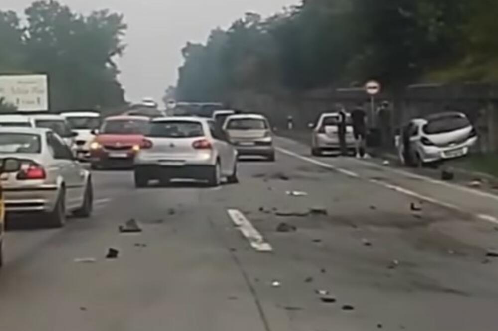 JEZIV PRIZOR KOD OSTRUŽNICE: Motor iz auta izleteo kao tane na drugu stranu puta! Bankina ulubljena, svud srča i delovi (VIDEO)