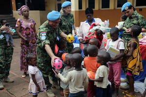 HUMANA AKCIJA KONTINGENTA VOJSKE SRBIJE U CENTRALNOAFRIČKOJ REPUBLICI: Prikupljena donacija za decu do 5 godina starosti (FOTO)