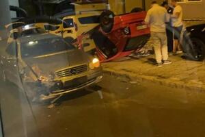PARKIRAO GA NA KROV: Neverovatan udes na Vidikovcu, kola stoje prevrnuta na trotoaru (VIDEO)