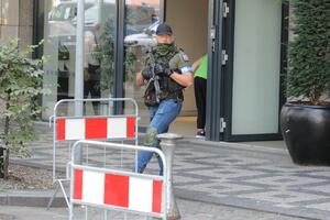 DUGE CEVI ISPRED HOTELA ORLOVA: Češka policija opkolila objekat, tu su i pripadnici Mosada u civilu! EVO ŠTA JE RAZLOG (FOTO)