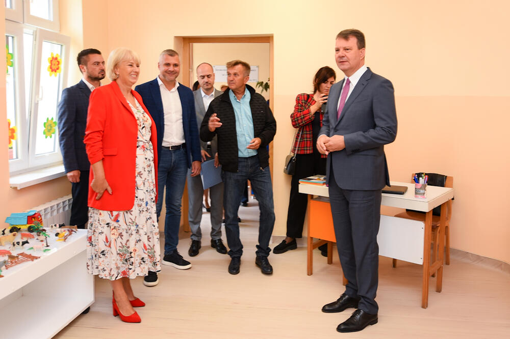 Mirović obišao rekonstruisane objekte u školama u Sremu i čestitao đacima, roditeljima i nastavnicima početak školske godine