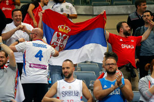 "KOSOVO JE SRBIJA" GRMI USRED PRAGA! Srpski navijači prave neverovatnu atmosferu u prestonici Češke (VIDEO)
