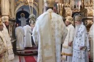 PATRIJARH SPC U SENTANDREJI: Porfirije služio liturgiju u Sabornoj crkvi (VIDEO)