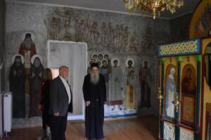 BIVŠI PREDSEDNIK HRVATSKE DOŠAO U SRPSKU SVETINJU: Stipe Mesić posetio manastir u kojem je kršten kao pravoslavac! (FOTO)
