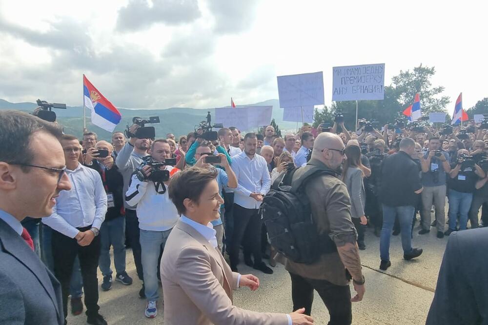 "OSEĆAM SE SVOJA NA SVOME": Albanski novinar pokušao da isprovocira srpsku premijerku, evo kako ga je poklopila!