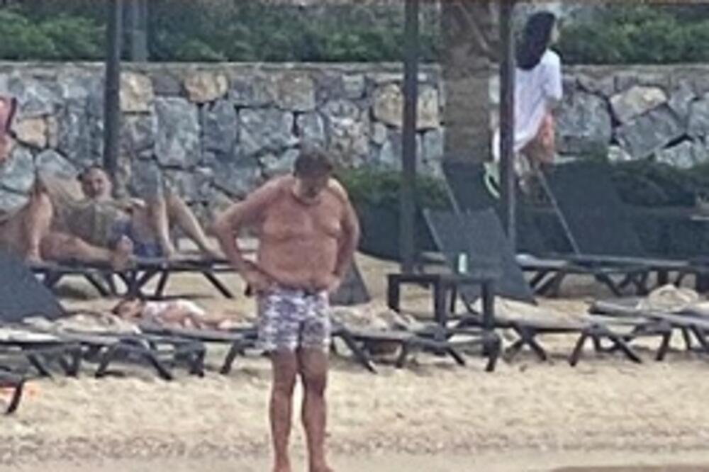 HIT PAPARACO! BABIĆEVE NEVOLJE U RAJU: Bivši direktor Koridora se razgibavao na plaži, a onda mu se pridružila lepa crnka (VIDEO)