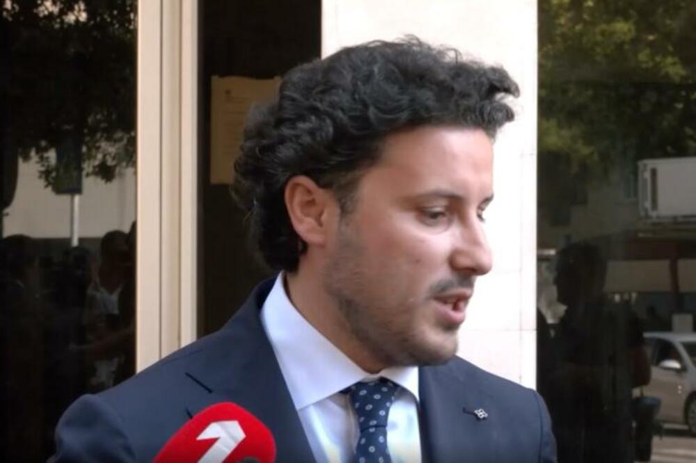 MISTERIJA PLAVE TORBE: Odlazeći crnogorski premijer Abazović u NEOBIČNOM izdanju, komentari pljušte! Svi se pitaju samo jedno