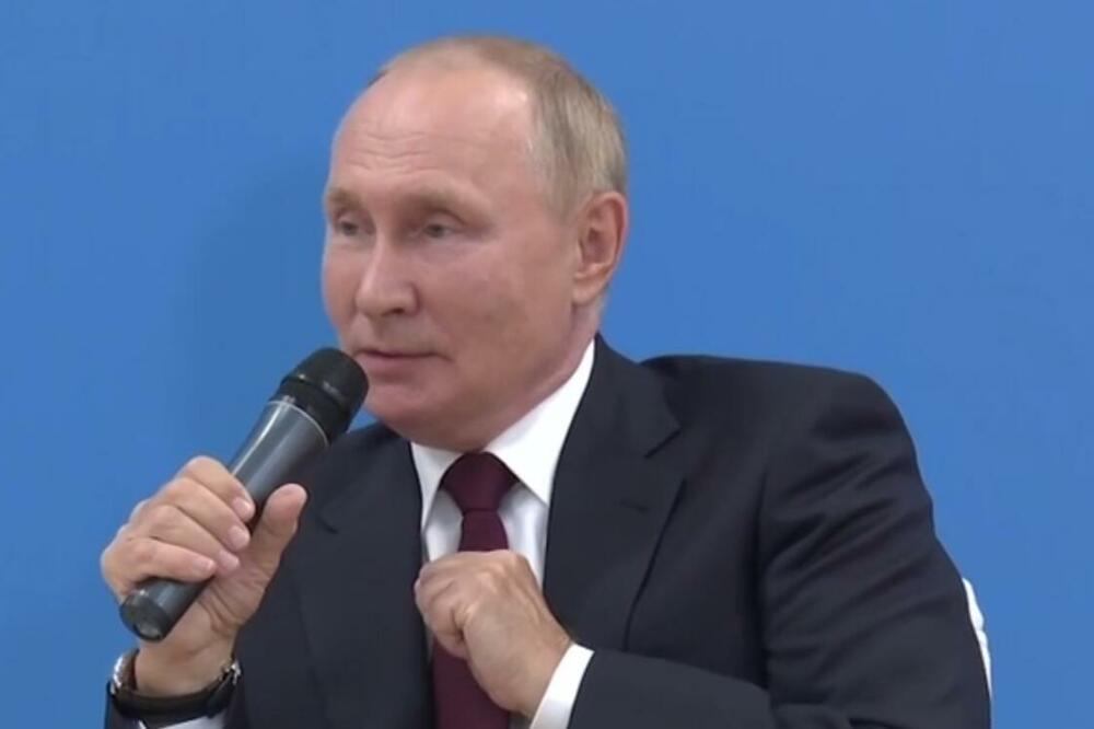 VREME ZA DREMKU? Nakon glasina da se žalio na umor i otežano disanje pojavili se snimci Putina kako spava tokom sastanka (VIDEO)