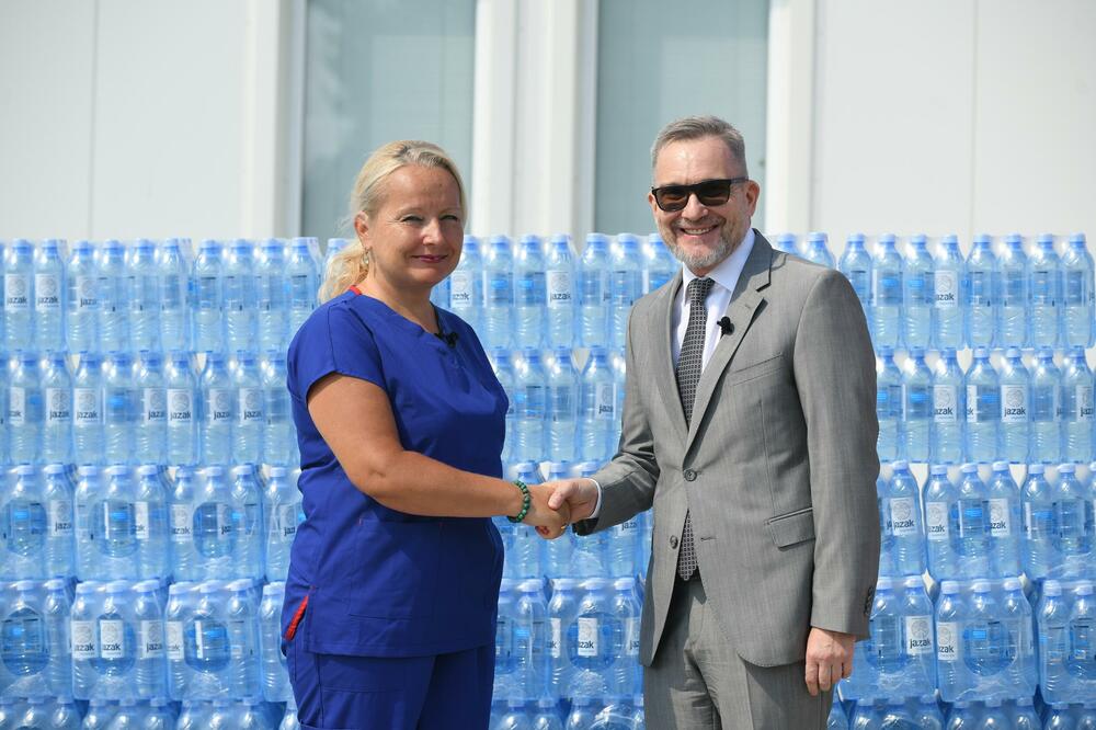 Kompanija NIS donirala vodu Jazak bolnici u Batajnici
