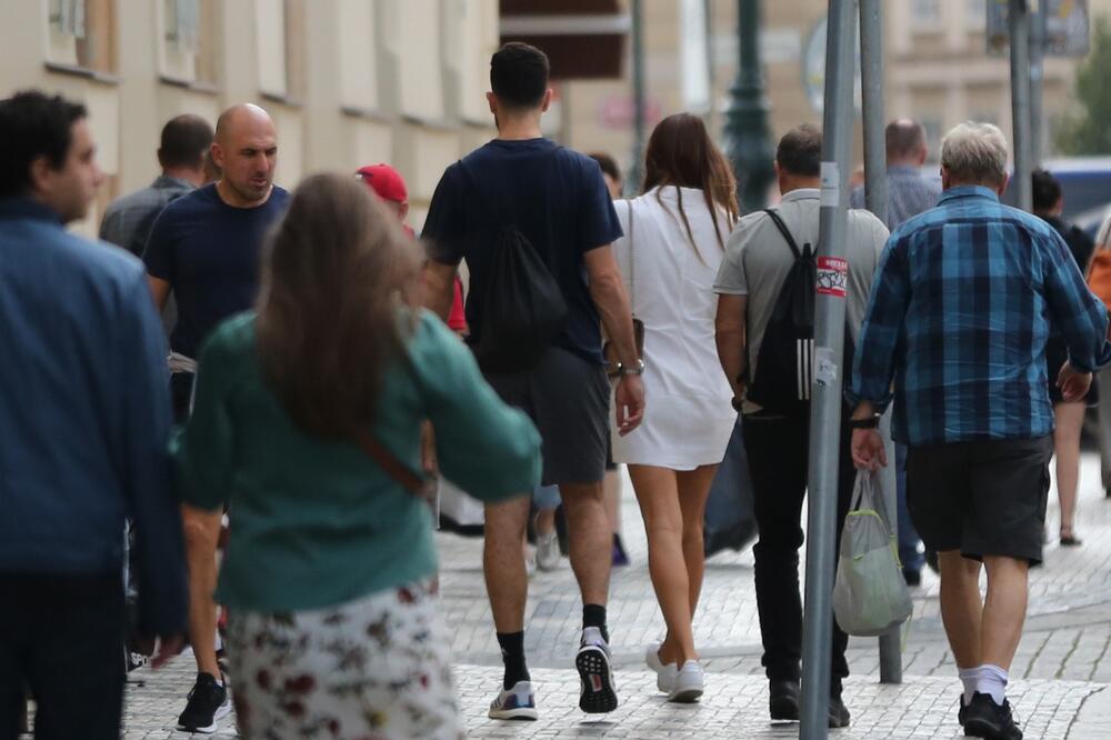 KURIR PAPARACO U PRAGU: Vasa uživa u šetnji sa prelepom devojkom Tijanom! Ona je njegova velika podrška na Evrobasketu!