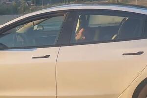 ŠOK VIDEO IZ KANADE: Obilazila je "Teslu" na putu, a kada je videla šta radi vozač NIJE MOGLA DA VERUJE SVOJIM OČIMA
