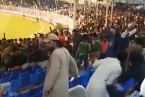 MASOVNA TUČA I TRAGEDIJA NA KRIKETU: Žestok sukob navijača Avganistana i Pakistana! Nije se znalo ko koga bije i šta leti (VIDEO)