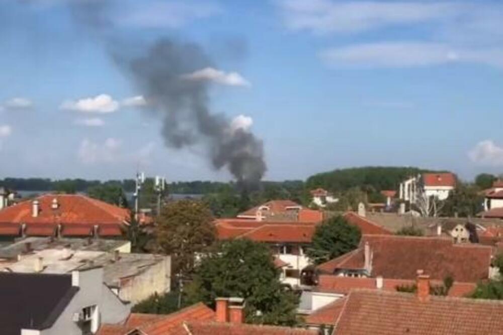GORI RESTORAN U GROCKOJ: Kulja crni dim, vatrogasci na terenu