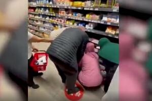 LUDILO U NOVOM PAZARU! Pogledajte kako se ljudi otimaju za ŠEĆER! Totalni haos u prodavnici (VIDEO)