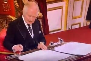 PRVI GAF! ČARLS MISLIO DA GA NE SNIMAJU: Pogledajte šta se desilo prilikom potpisivanja proklamacije u palati Sent Džejms (VIDEO)