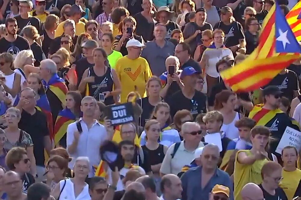 PROTESTI U KATALONIJI: Desetine hiljada separatista na ulicama Barselone traži nezavisnost (VIDEO, FOTO)