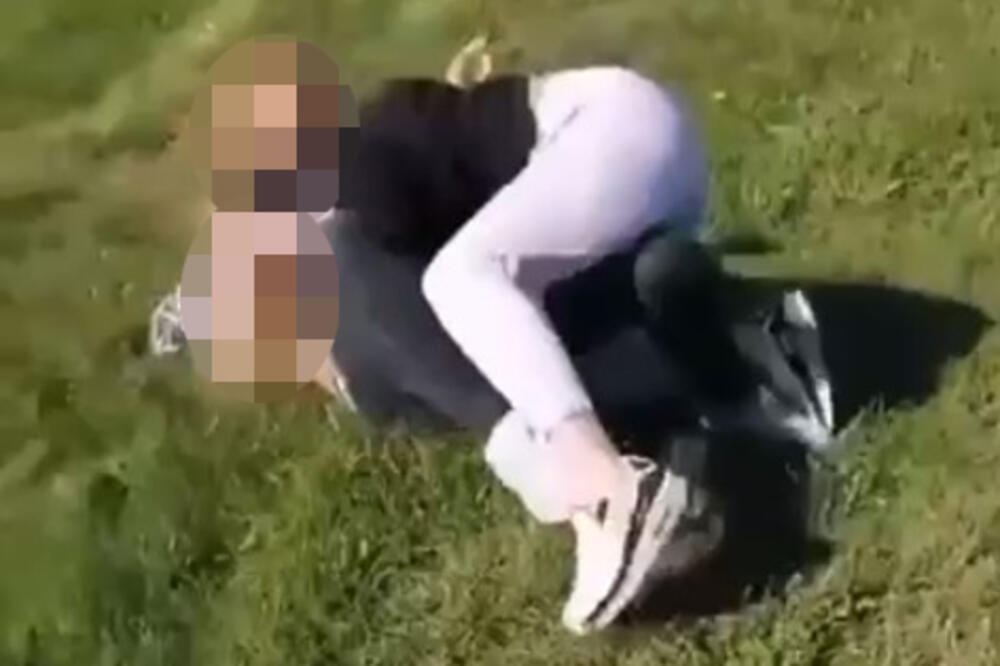 UZNEMIRUJUĆI VIDEO! DEVOJČICE SE BRUTALNO TUKU U ŠKOLI: Objavljen užasan snimak nasilja iz Sopota, druga deca NAVIJAJU I BODRE IH