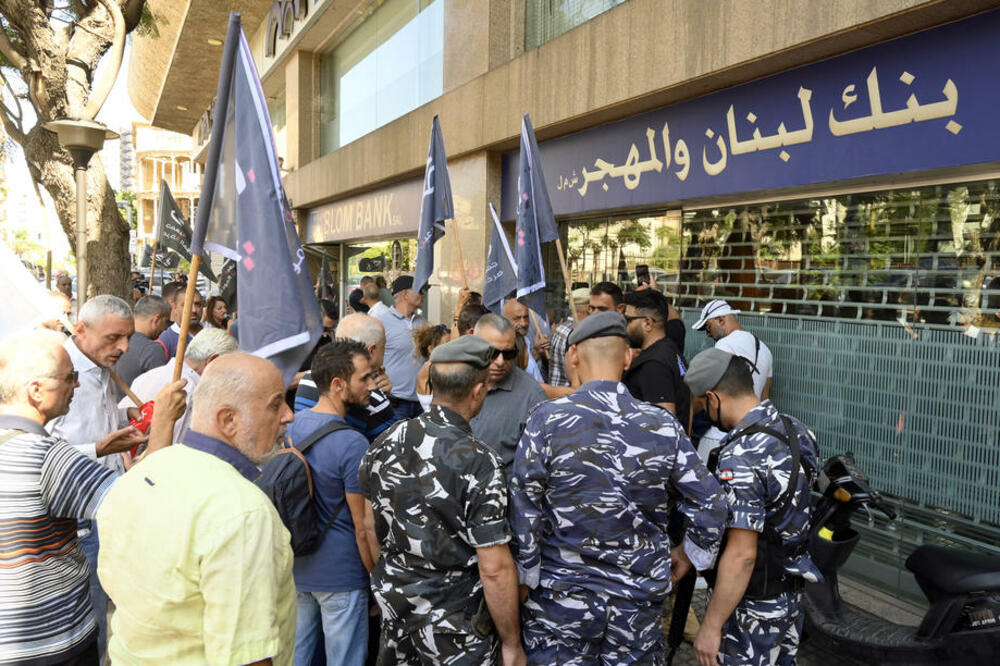 BANKE U BEJRUTU NA UDARU: Očajni Libanci upadaju u banke, drže zaposlene kao taoce i traže svoju ušteđevinu VIDEO