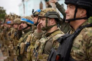 POSEBNO OBUČENI INSTRUKTORI STIŽU U UKRAJINU?! Zakuvava se na frontu: Sledi direktan sukob sa Rusijom