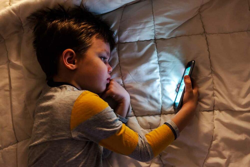 MALIŠANI ZBOG EKRANA KASNE U RAZVOJU: Deca do dve godine ne bi uopšte trebalo da koriste telefone, stariji samo pola sata!