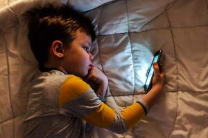 MALIŠANI ZBOG EKRANA KASNE U RAZVOJU: Deca do dve godine ne bi uopšte trebalo da koriste telefone, stariji samo pola sata!