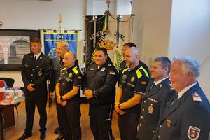 SRPSKI POLICAJCI U ITALIJI PREZENTOVALI UNIFORMU: Delegacija IPA Novi Sad na festivalu Friuli Doc u Udinama!