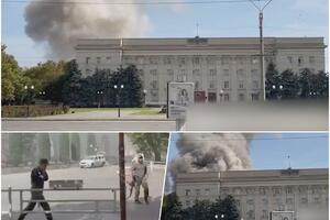 UKRAJINA HIMARSIMA NAPALA HERSON: Raketirana zgrada lokalne vlasti! Funkcioneri imali sastanak u trenutku napada! VIDEO