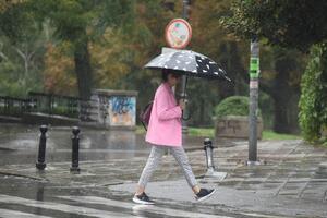 RHMZ IZDAO NOVO UPOZORENJE! U ovim delovima Srbije se očekuje nevreme: Olujni vetar, kiša, grmljavina i grad! Za vikend PRVI SNEG?