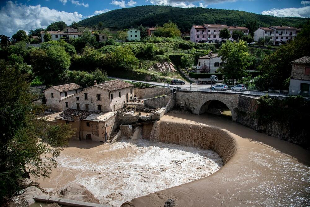 TO NIJE VODENA BOMBA NEGO CUNAMI: Raste broj nestalih u katastrofalnim poplavama u Italiji, među i DVOJE DECE (VIDEO)
