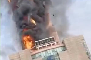 PAKLENI TORANJ U KINI: Vatra proždire neboder visok 218 metara! VIDEO