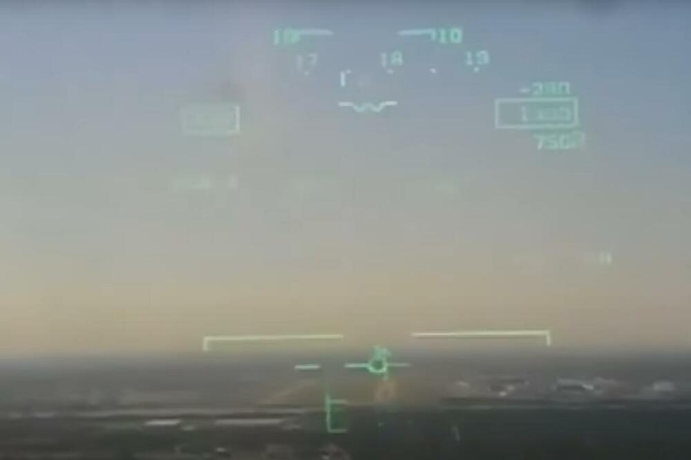 NEĆEMO USPETI! Trenutak kada je ptica udarila u američki vojni avion i primorala pilota i učenika da iskoče iznad Teksasa VIDEO