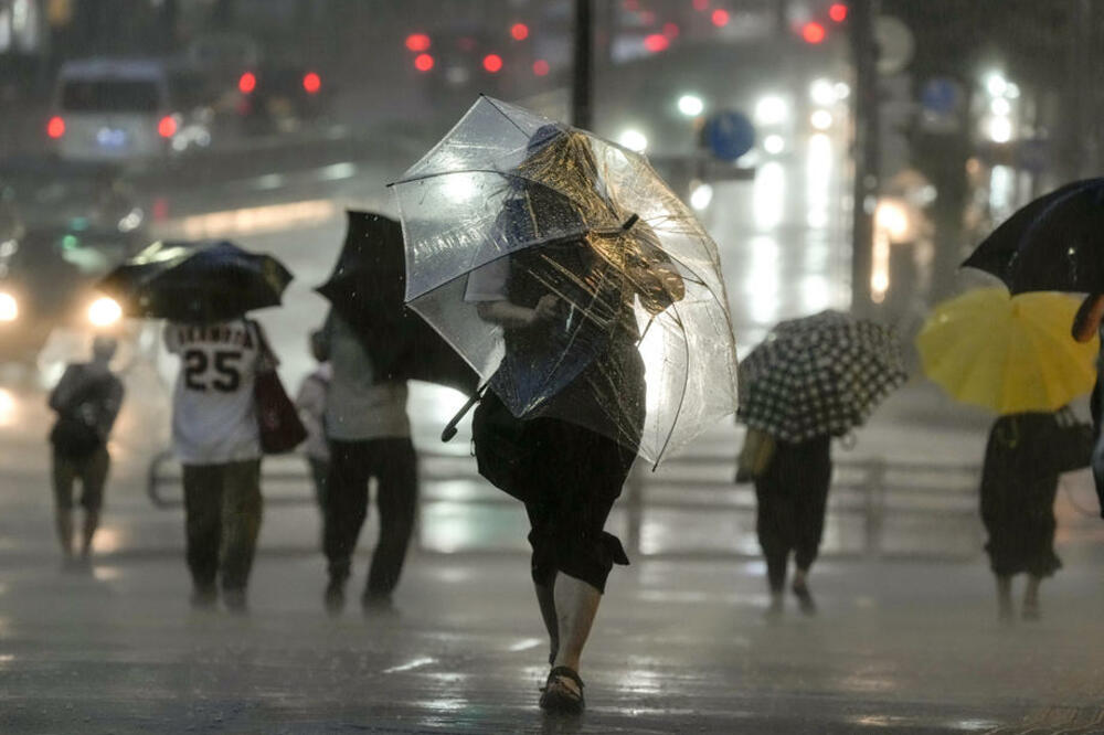 PRIBLIŽAVA SE SUPERTAJFUN: Japan pozvao stanovnike na evakuaciju, očekuje se i do 500 mm kiše!