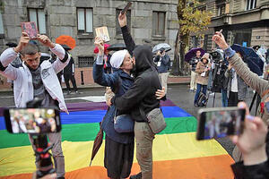 PROTIVNICI PARADE PONOSA UŠLI MEĐU LGBT AKTIVISTE: Nosili ikone i krstove, gazili zastavu i uzvikivali molitve (FOTO/VIDEO)